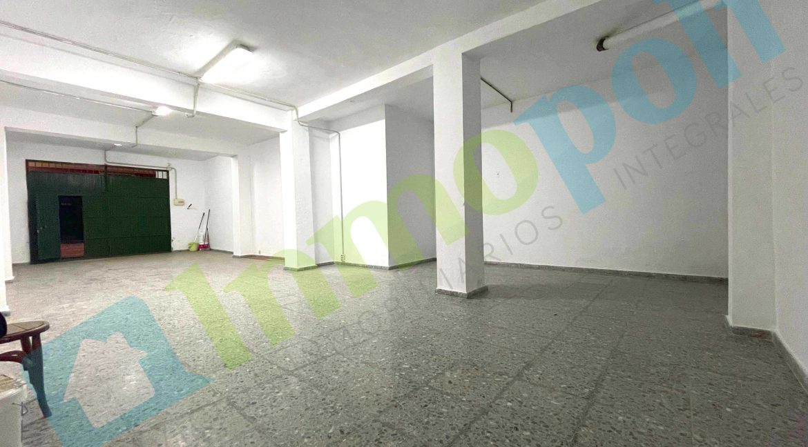 Vista desde interior hacia salida almacén_A10268S