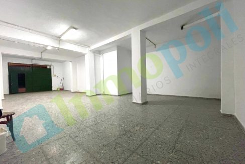 Vista desde interior hacia salida almacén_A10268S