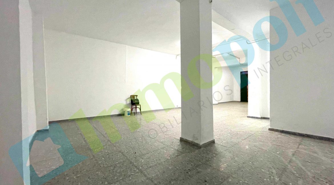 Vista desde interior hacia salida almacén2_A10268S