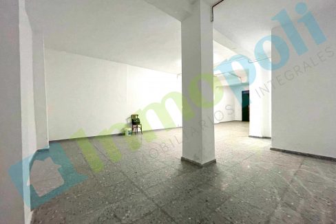 Vista desde interior hacia salida almacén2_A10268S