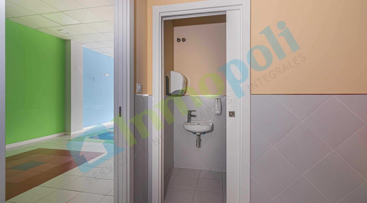 Acceso aseo local comercial A9651S