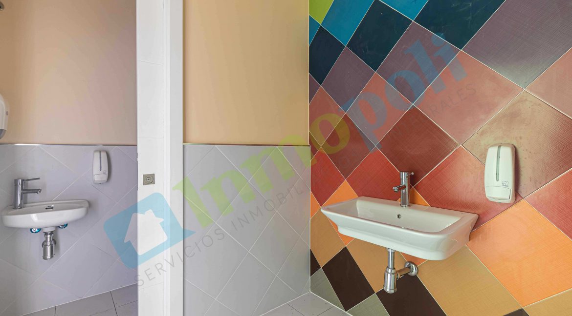 Detalle zona aseo y lavabo local comercial A9651S