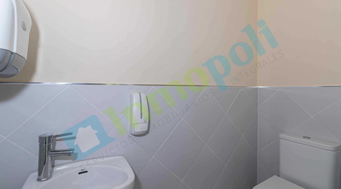 Detalle interior aseo local comercial A9651S