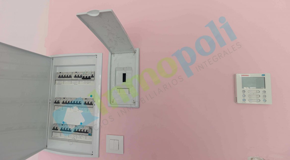 Detalle cuadro distribuidor eléctrico local comercial A9651S