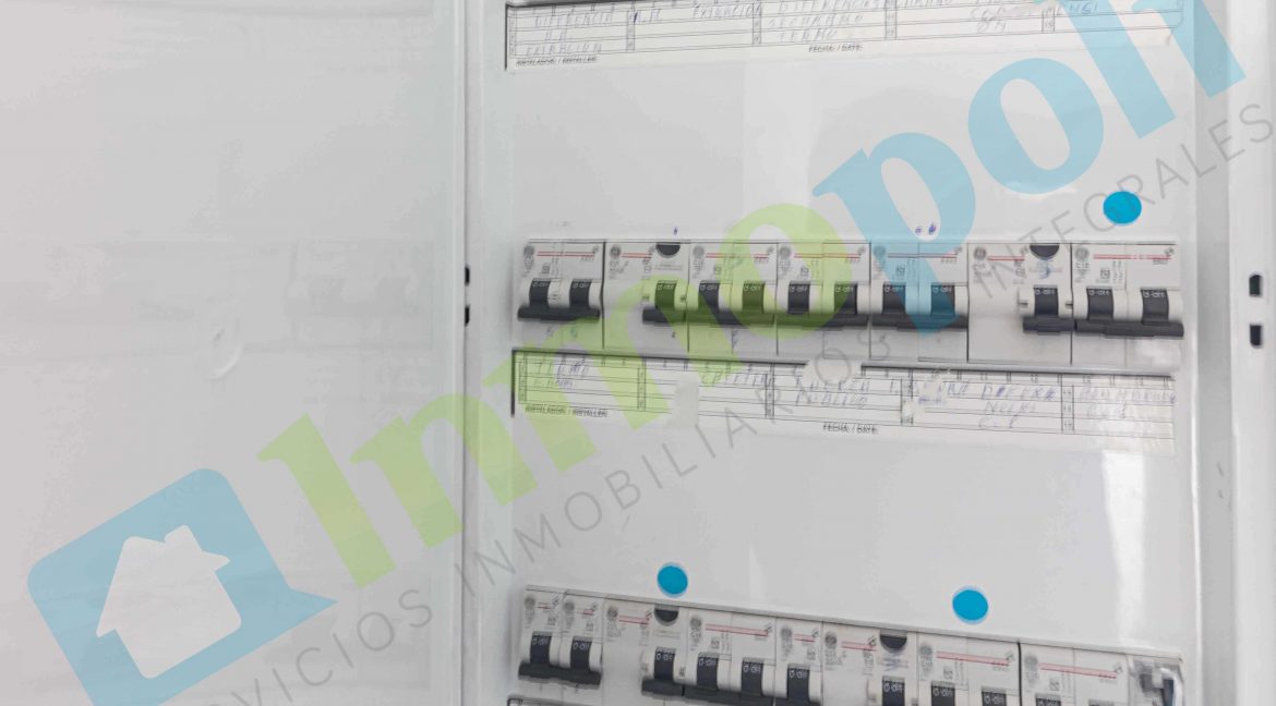 Detalle ampliado cuadro eléctrico local comercial A9651S