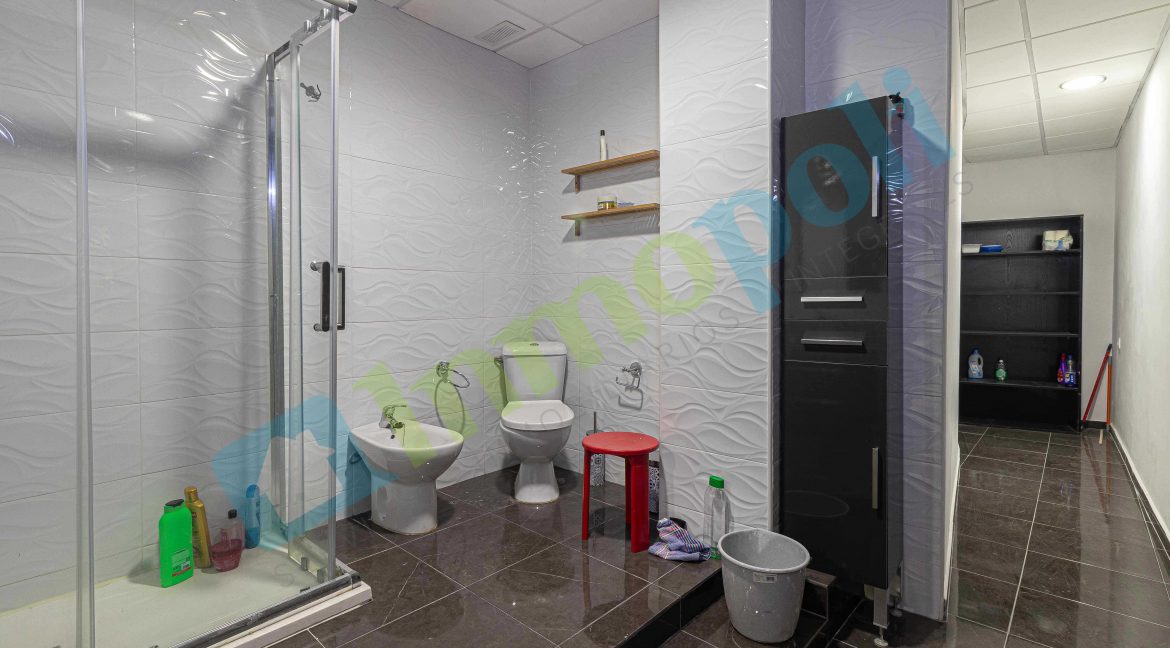 Baño local vista interior A10075