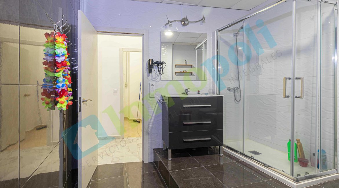 Baño local desde interior (vista a acceso) A10075S