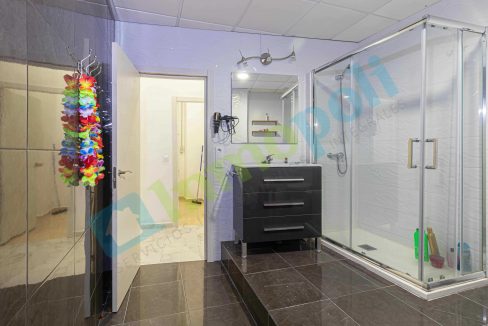 Baño local desde interior (vista a acceso) A10075S