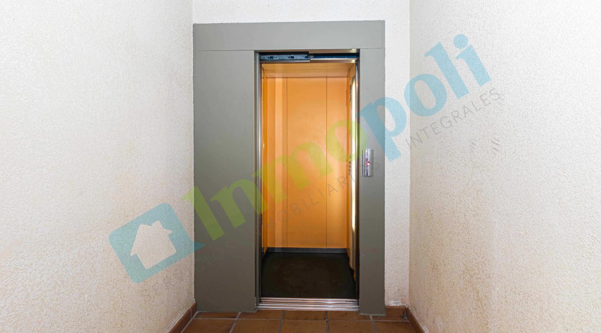 Ascensor abierto en planta vivienda V10153A