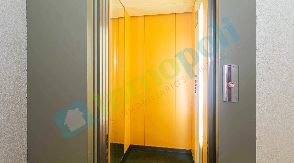 Interior ascensor en planta vivienda V10153A