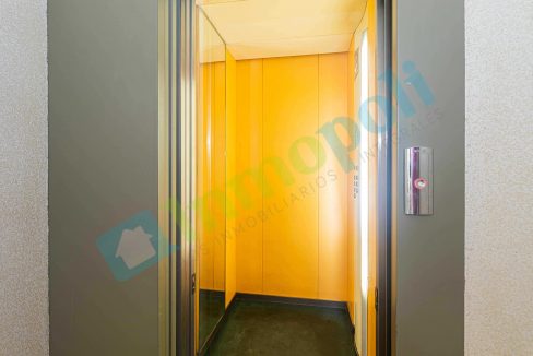 Interior ascensor en planta vivienda V10153A