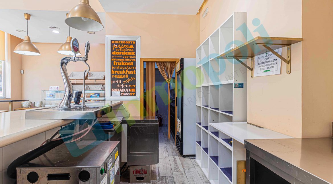 Vista interior barra hacia acceso a cocina A10297A