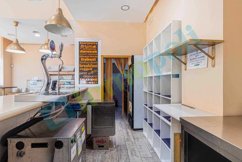 Vista interior barra hacia acceso a cocina A10297A