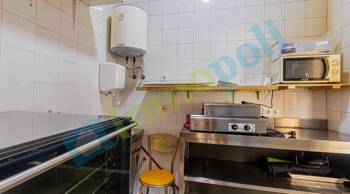 Interior cocina vista a mesa trabajo A10297A