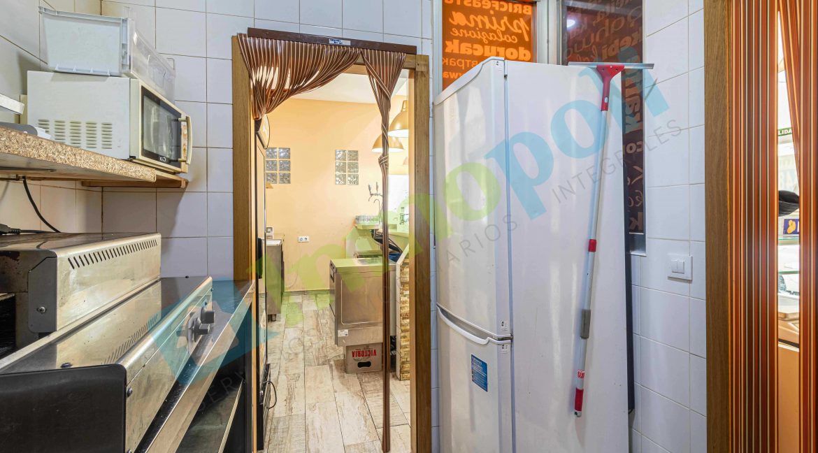 Vista desde interior cocina hacia salida a barra A10297A