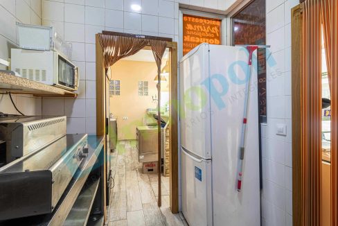 Vista desde interior cocina hacia salida a barra A10297A