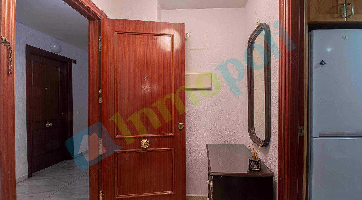 Vista desde hall acceso a salida de apartamento A10329S