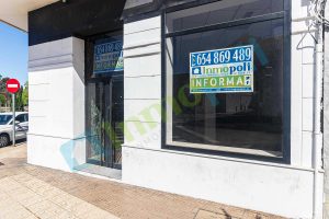 Escaparate y acceso Venta-Alquiler local en San Roque.